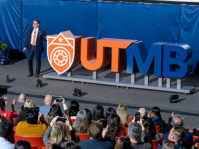 Dr. Jochen Reiser revealing new UTMB logo at Town Hall 